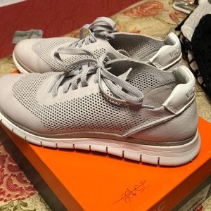 Women’s 8.5 Vionic tennis shoes in lt grey